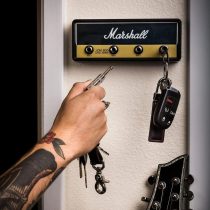 סטנד תלייה למפתחות עם חיבור של גיטרה בעיצוב Marshall